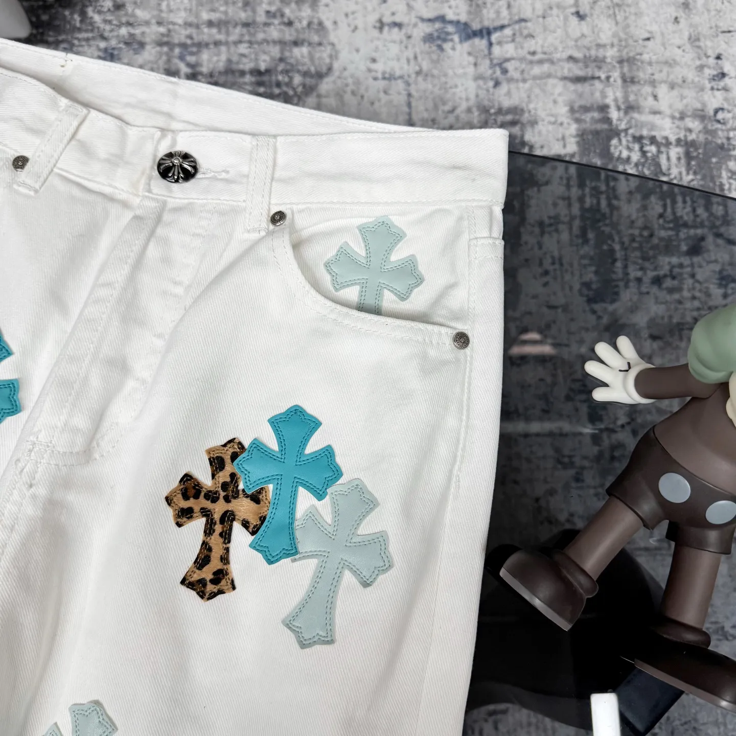 P250 Chrome Hearts 25SS white pants with three-color leopard print blue leather jeans. Chrome Hearts’ pants with the most popular colors are made of beaded canvas fabric. Heavy washing makes the upper body of the fabric more textured and the pants are tall and straight! The three-dimensional cutting of the whole trousers is a masterpiece! The hardware is customized by zp. The beaded canvas fabric is thick and soft after being washed. It has good breathability. Customized small leather label. Unique design. The details are simple and elegant, and the workmanship is exquisite. The whole trousers are neatly routed and the details are in place! It’s so cool that both men and women can easily control the genderless trend! Size: 28/30/32/34 Waist: 73/78/83/88 Sitting: 99/104/109/114 Pants length: 102/104/106/108